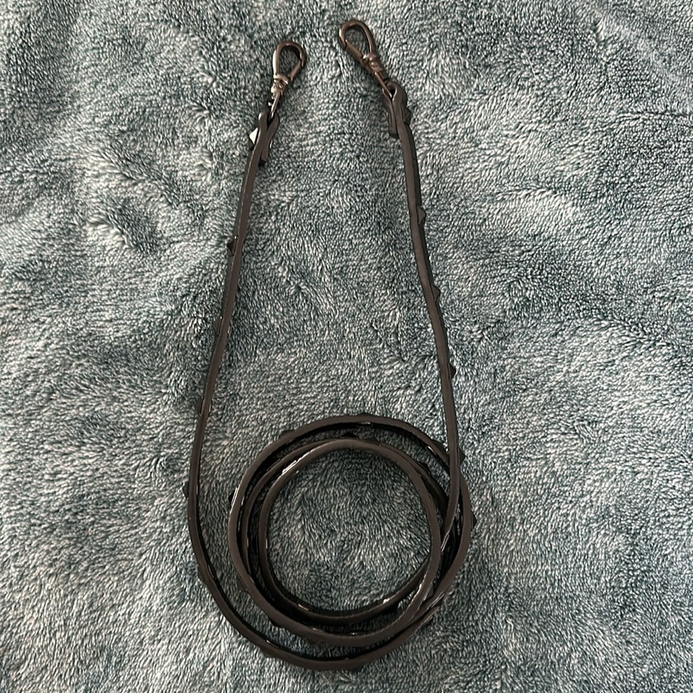 Bandolier SARAH STRAP
Pebble Leather Pyramid Stud Strap in Black/Pewter